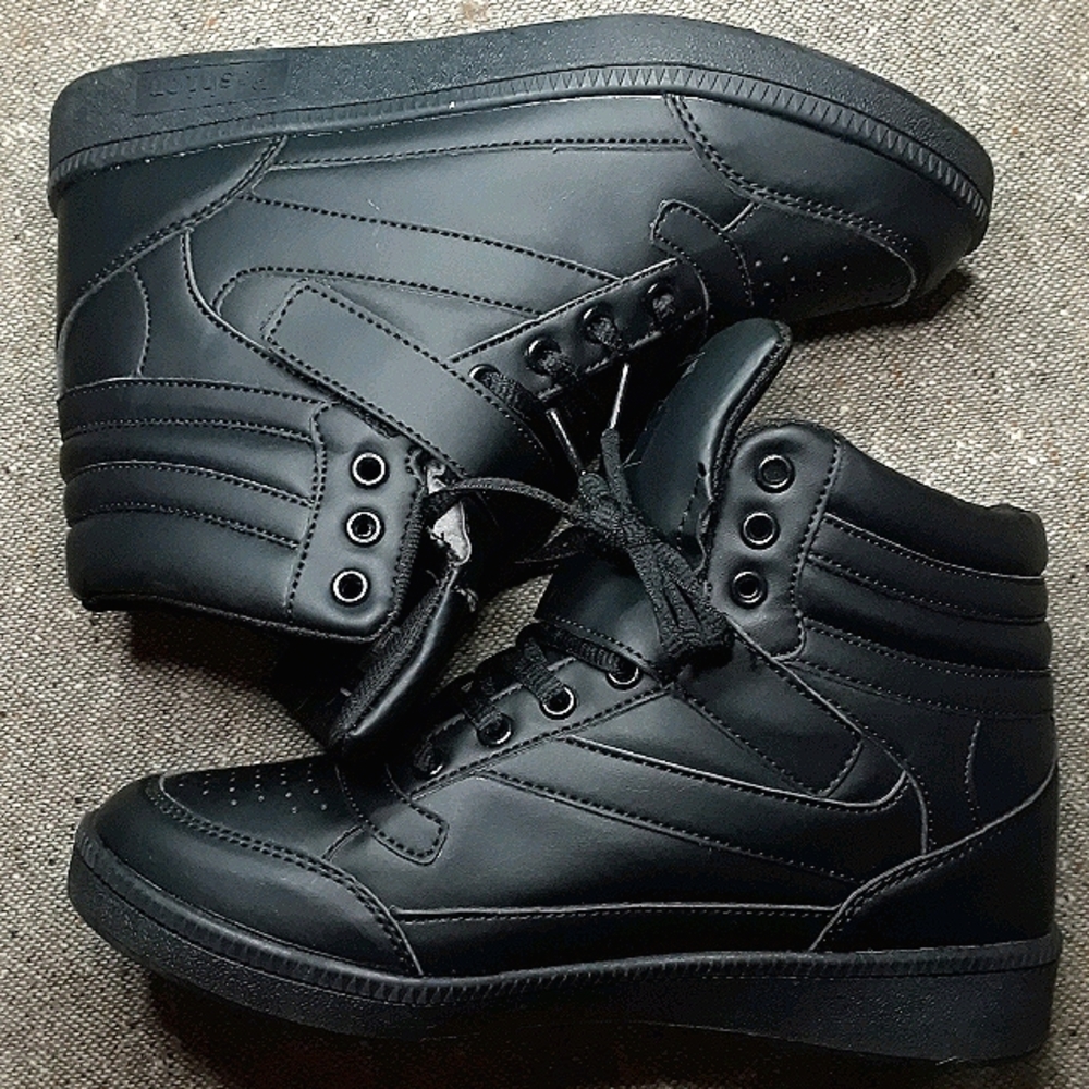 Brand new Black Hi tops 🖤